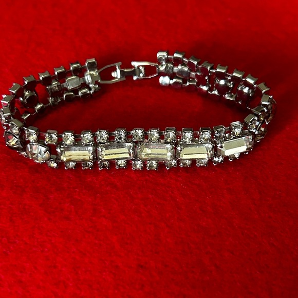 Jewelry - Vintage Rhinestone Bracelet w Gorgeous Emerald Cut Center Stones 7inches